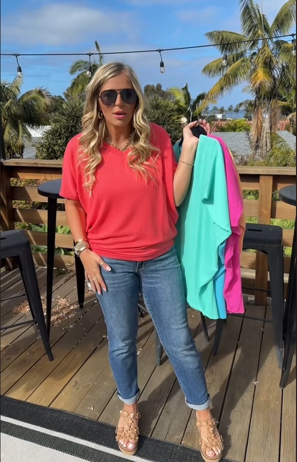 Dame T-shirt med V-Hals – Sommerkomfort & Stil